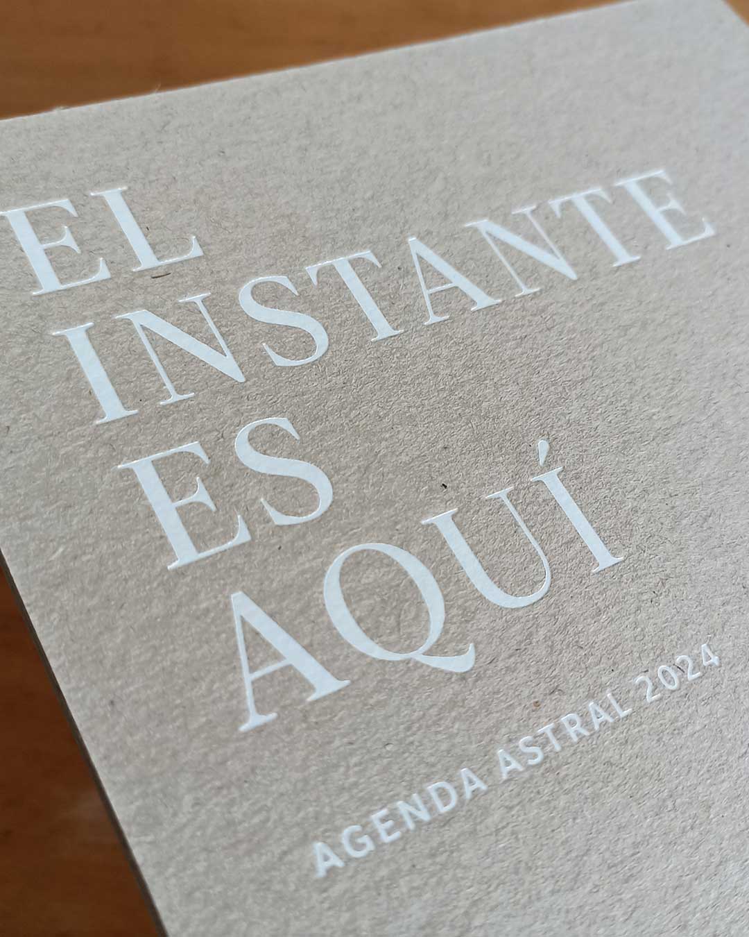 Stamping blanco de portada de EL INSTANTE ES AQUÍ - Agenda Astral 2024